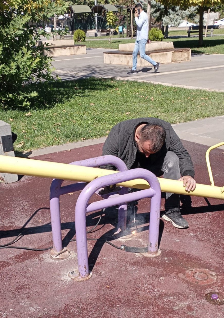 Belediye Parkında Çocuk Oyun Grupları Onarılıyor