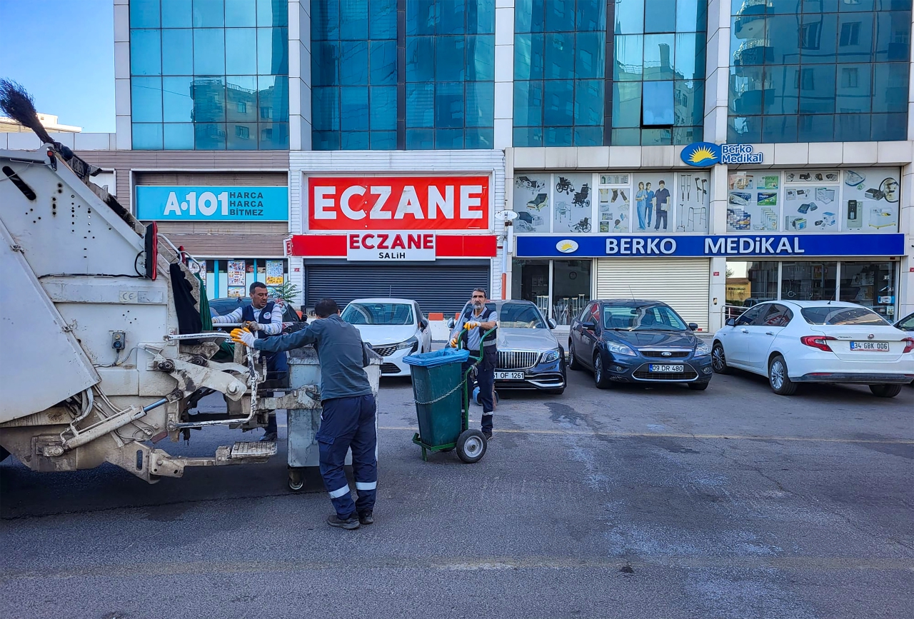 Toki Üçkuyular Mahallesi, Lise Caddesi, Ofis Ekinciler Caddesi ve Şehitlik–Urfakapı hattında genel temizlik çalışmalarımızı tamamladık.
