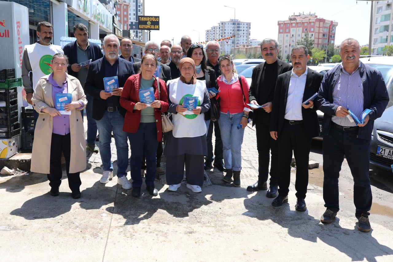 Eşbaşkan ve Meclis Üyeleri 1 Mayıs İçin Broşür Dağıttı