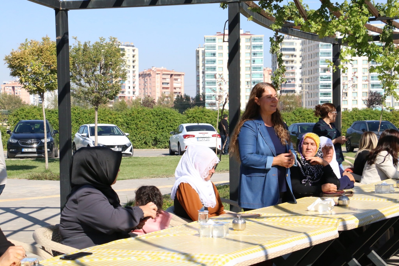 15 Ekim Dünya Kadın Çiftçiler Günü kapsamında, Binevş Kadın Dayanışma Merkezi’nde kadın çiftçilerle bir araya gelindi. 