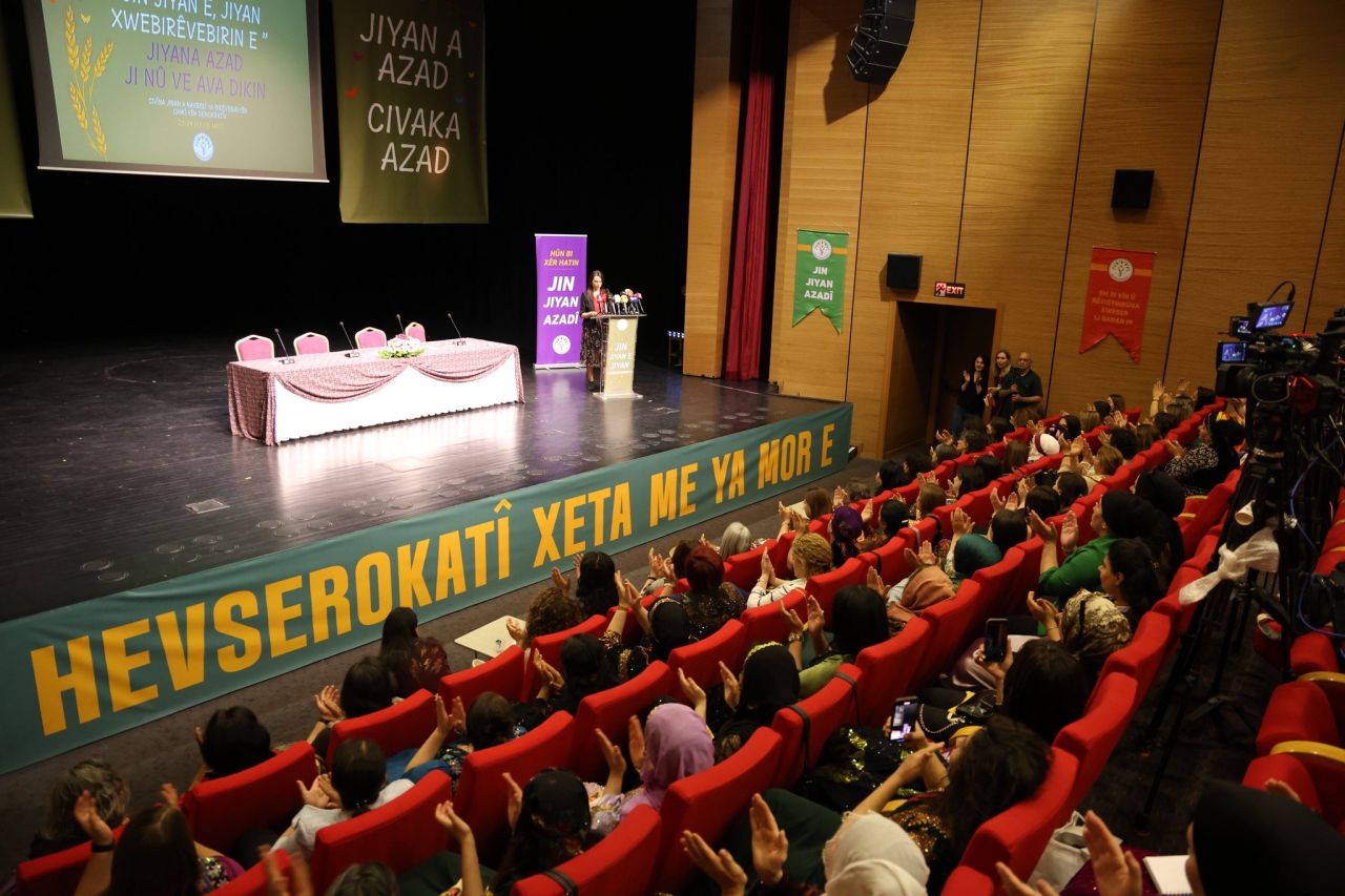 DEM Parti Demokratik Yerel Yönetimler Kurulu'nun 2 gün sürecek ara dönem toplantısı Çand Amed Kongre Merkezi'nde başladı