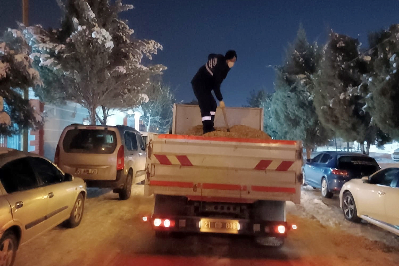 Belediyemiz, Don ve Buzlanmaya Karşı Gece Boyunca Sahada Olacak