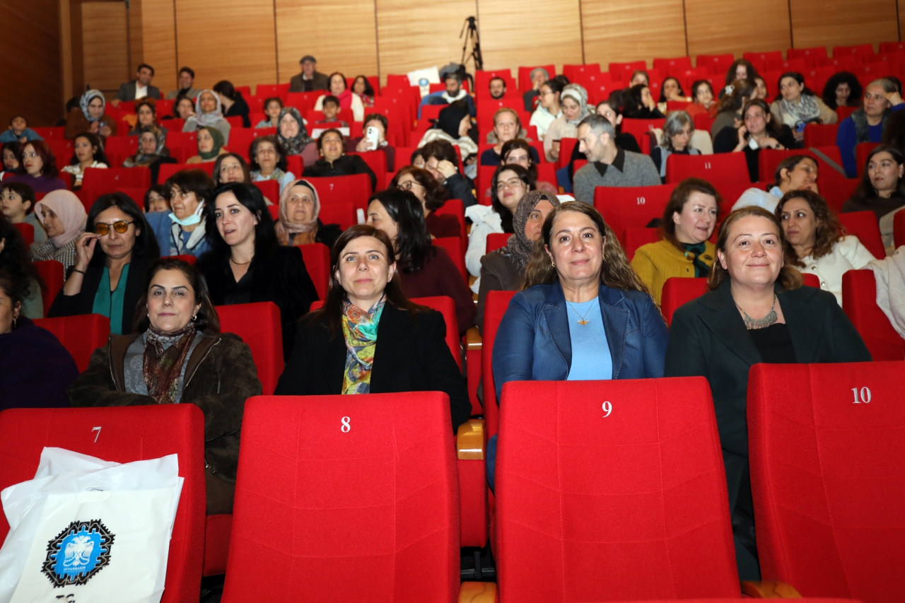 Eşbaşkanımız Akdağ, 'Jîn' Oyununu Kadınlarla Birlikte İzledi