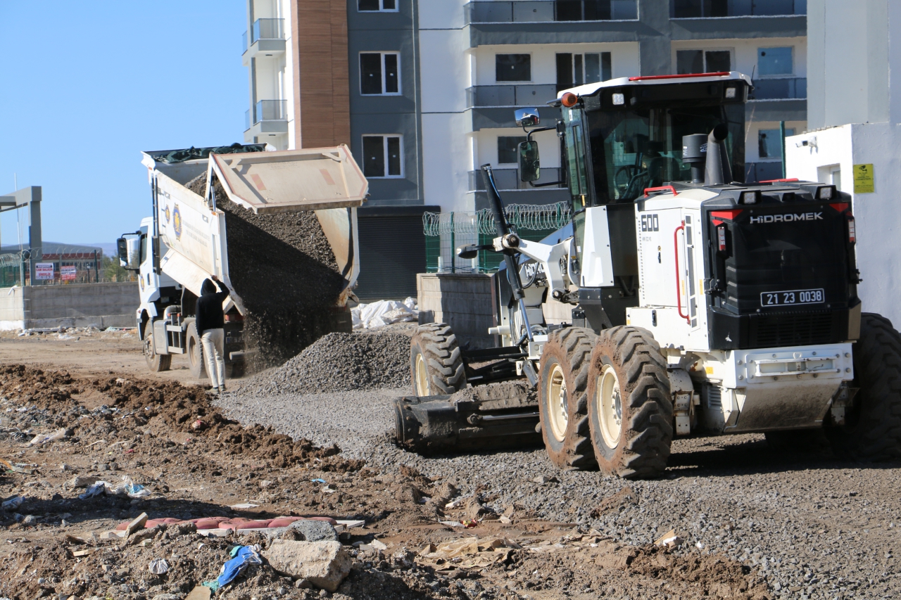 Dökmetaş Mahallesi’nde Yol Yapım ve Mucur Serimi