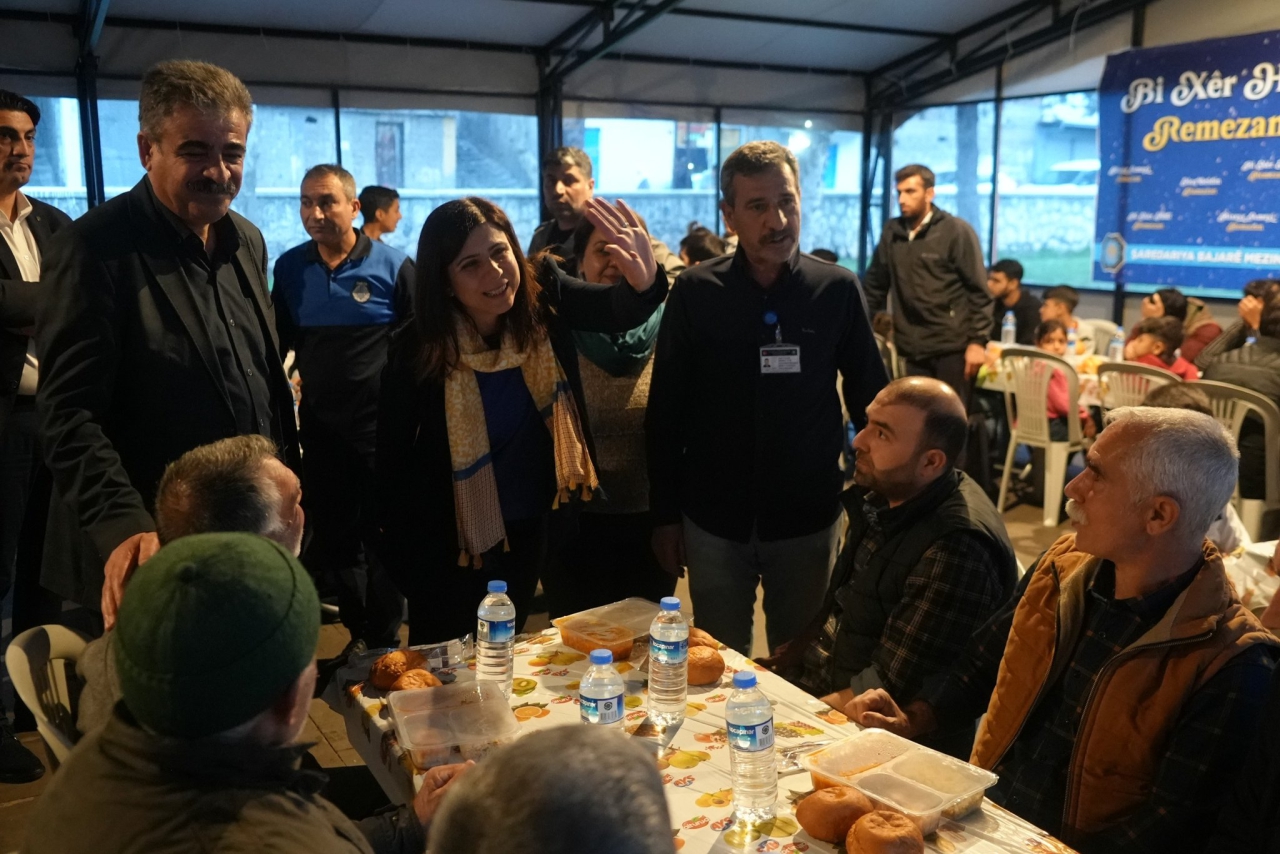 Eş Başkanlar Bucak ve Ergün, Kadir Gecesi’nde Halkla Buluştu