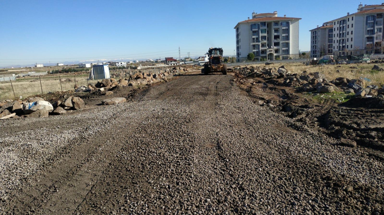 Üçkuyular Mahallesi’nde Mıcır Serimi Yapıldı