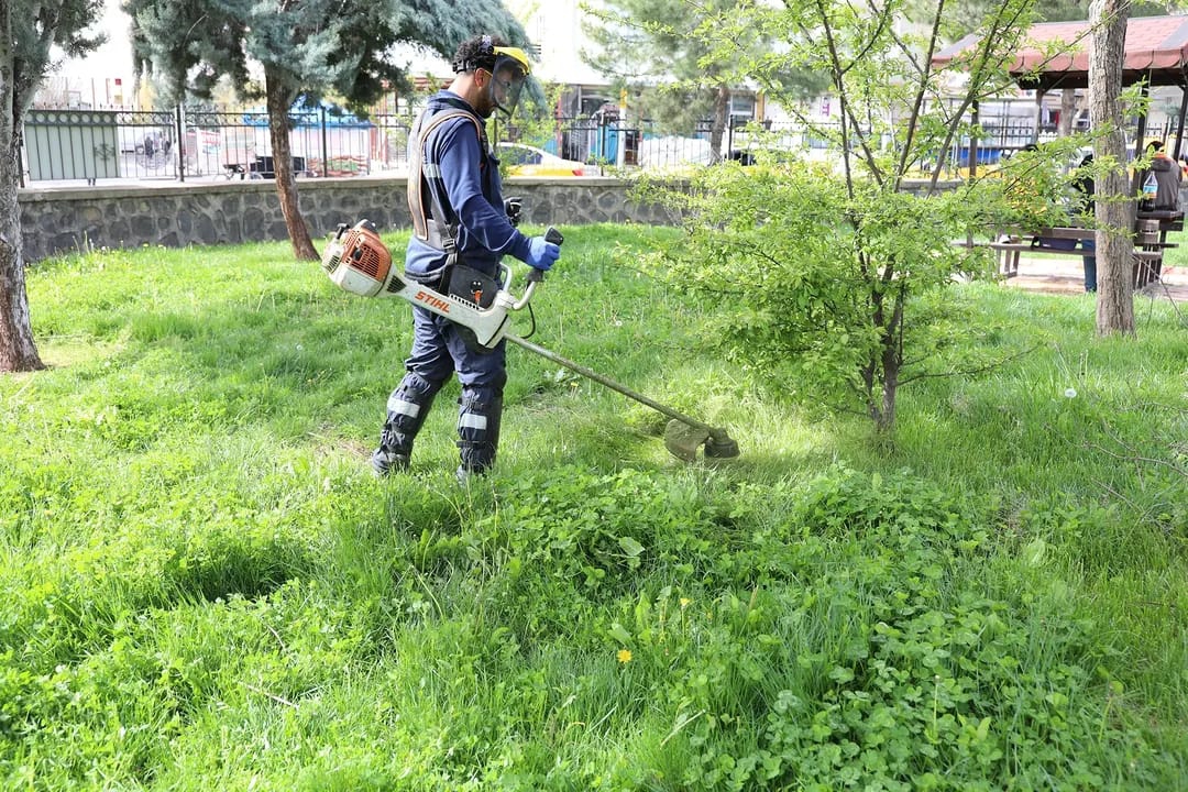 Şehitlik’teki Park ve Yeşil Alanlarda Bakım Çalışmaları