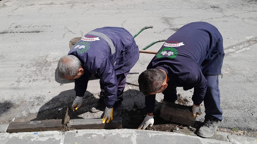 Mahallelerde Yaya Yolları Bakım ve Onarım Çalışmaları Devam Ediyor