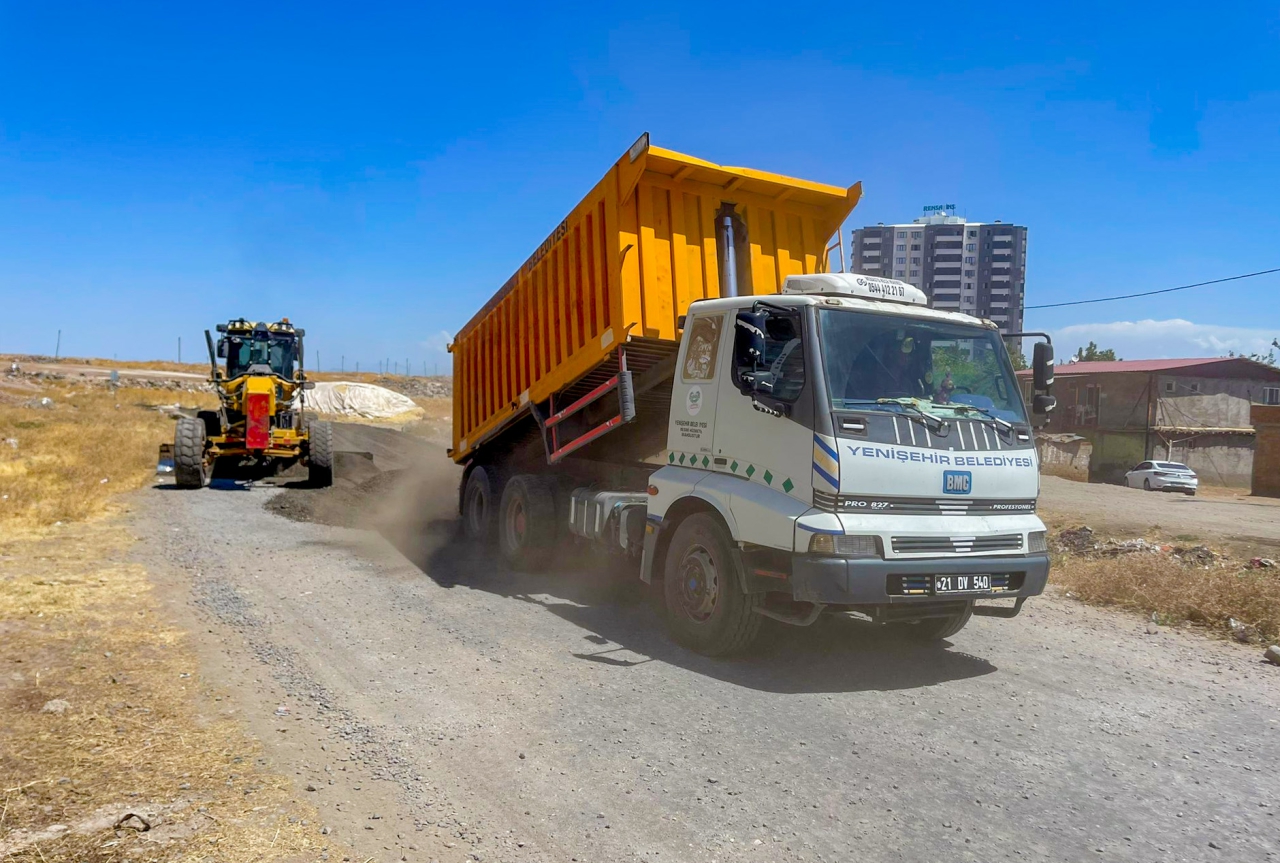 Dokuzçeltik ve Dönümlü Mahallelerinde Yol İyileştirme Çalışmaları Sürüyor