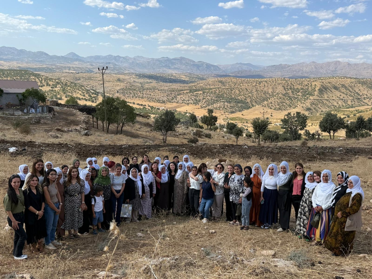 Di çarçoveya kampanyaya "Gotina Me Neqediya, Em ê Tundiyê Bi Hev re Rawestînin" li Amedê xebatên hevpar ên hemû şaredariyan û saziyên jinan berdewam dikin