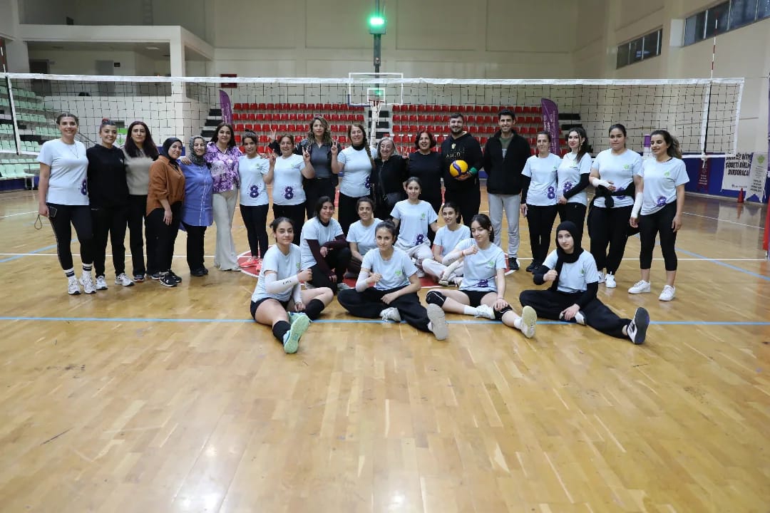Kadın Voleybol Turnuvasında Binevş Takımı’ndan 2-0’lık Galibiyet