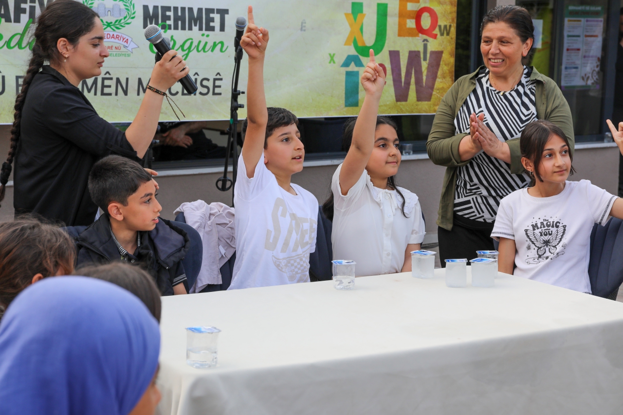 Di Roja Zimanê Kurdî de, bal kişandin ser zimanê dayikê, çand û Bîrê