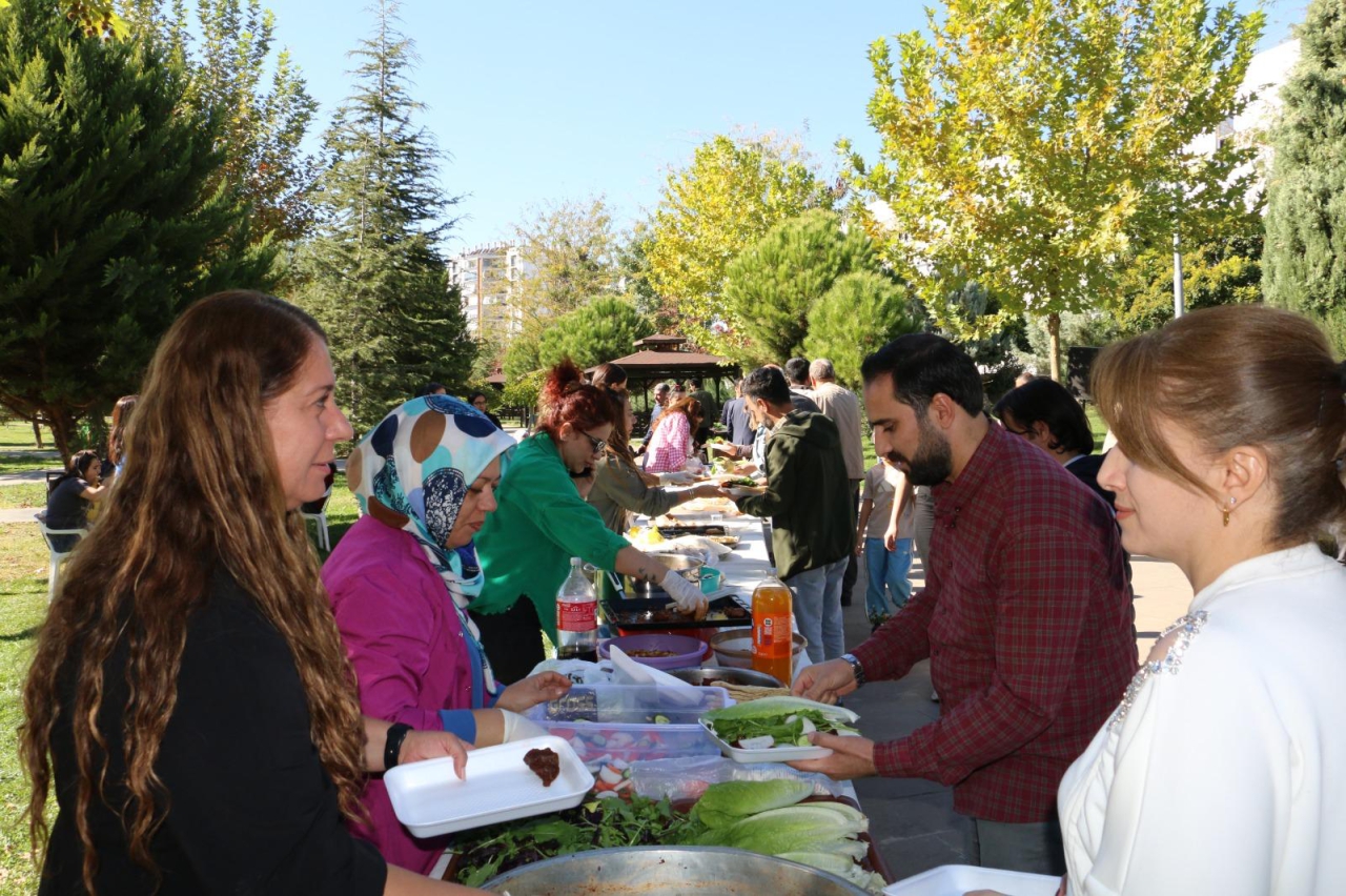 Kadınlardan Belediye Parkı’nda Yöresel Yemek Etkinliği