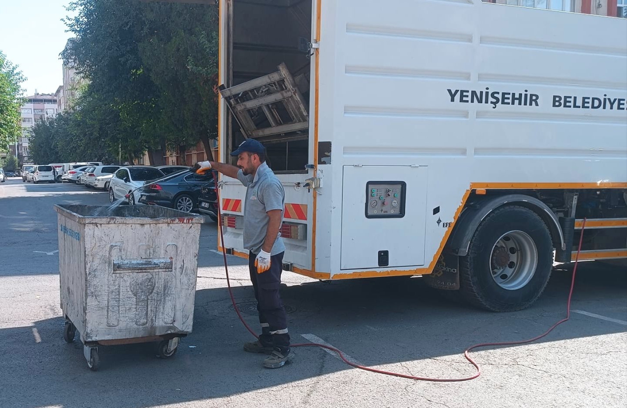 Bağkur, Şehitlik ve Ofis semtlerinde bulunan konteynerlerde bakım, onarım ve yıkama çalışmalarımız aralıksız devam ediyor.