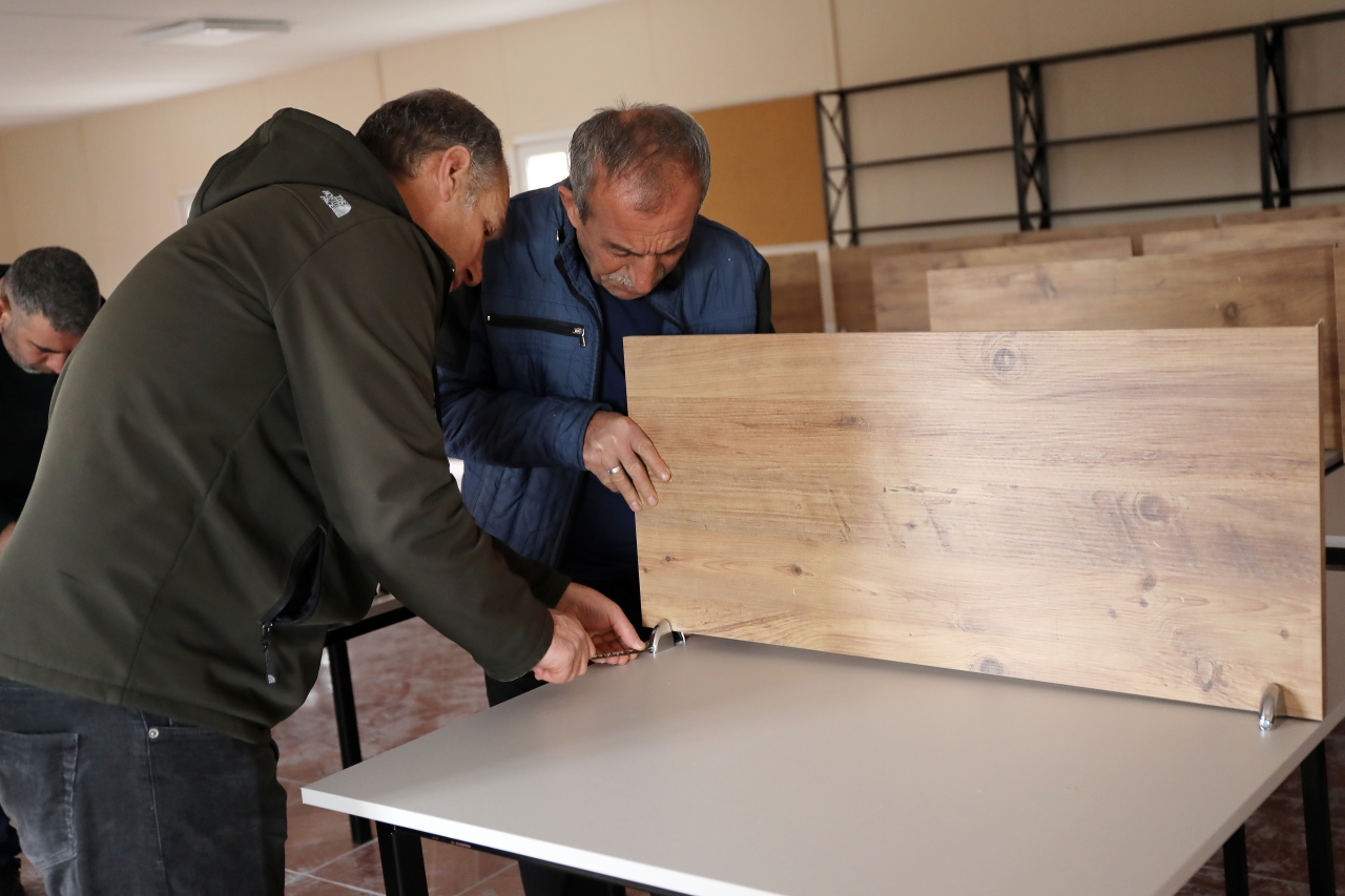 Hem Kütüphanemizi İnşa Ediyoruz Hem De Malzemelerini Üretiyoruz