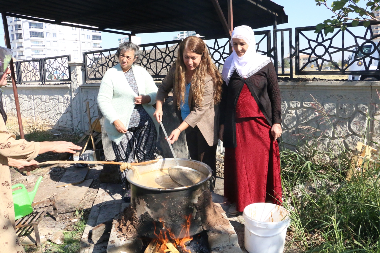 Çocuklar için “pestil ve cevizli sucuk atölyesi “etkinliği 