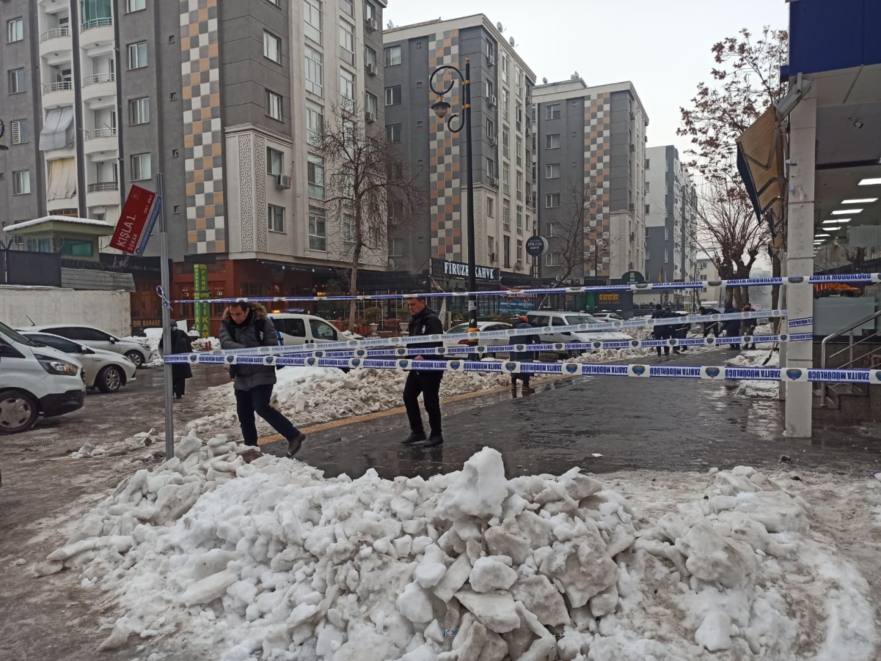 Zabıta Ekiplerimizden Çatı ve Saçaklarındaki Buz Sarkıtlarına Karşı Uyarı