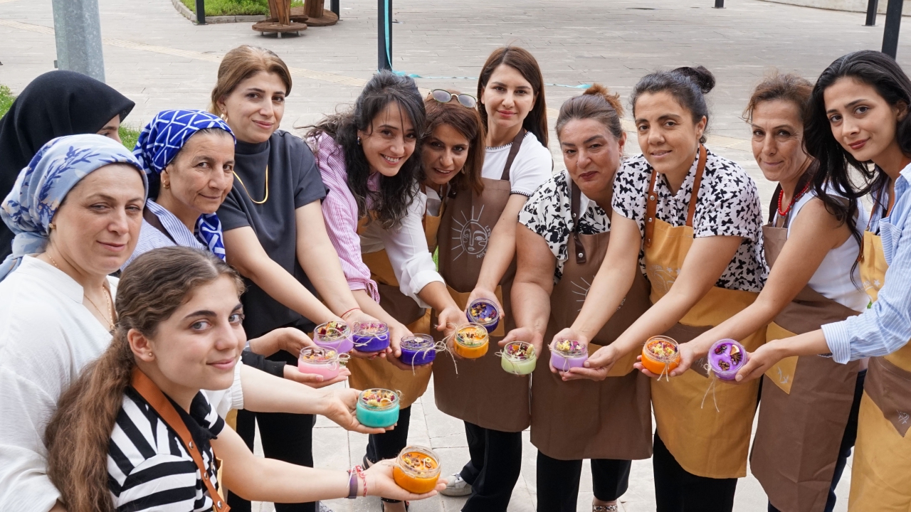 Kadınlar Aromatik ve Estetik Mumlar Üretti