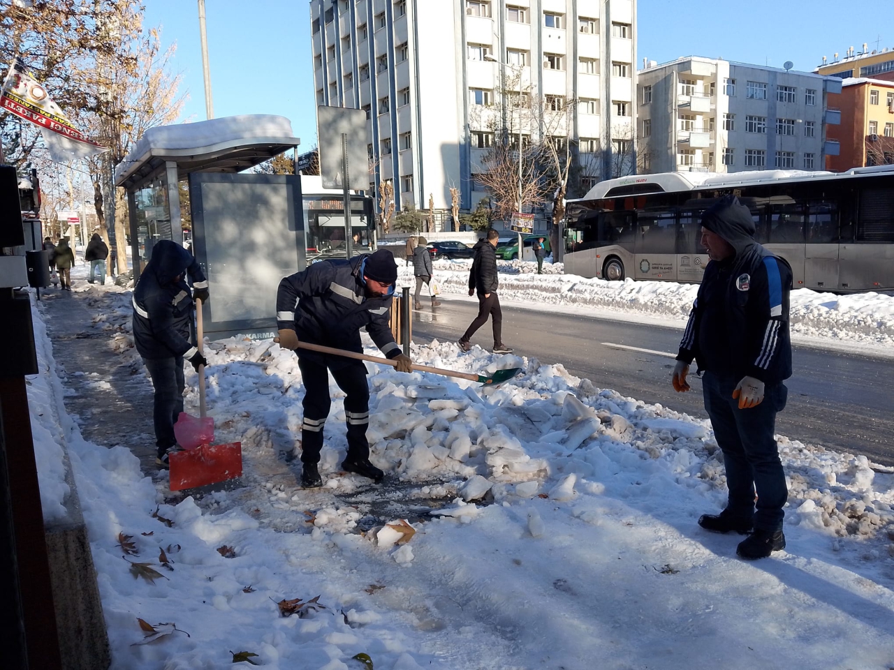 Kar Kürüme ve Tuzlama Çalışmalarımız Devam Ediyor