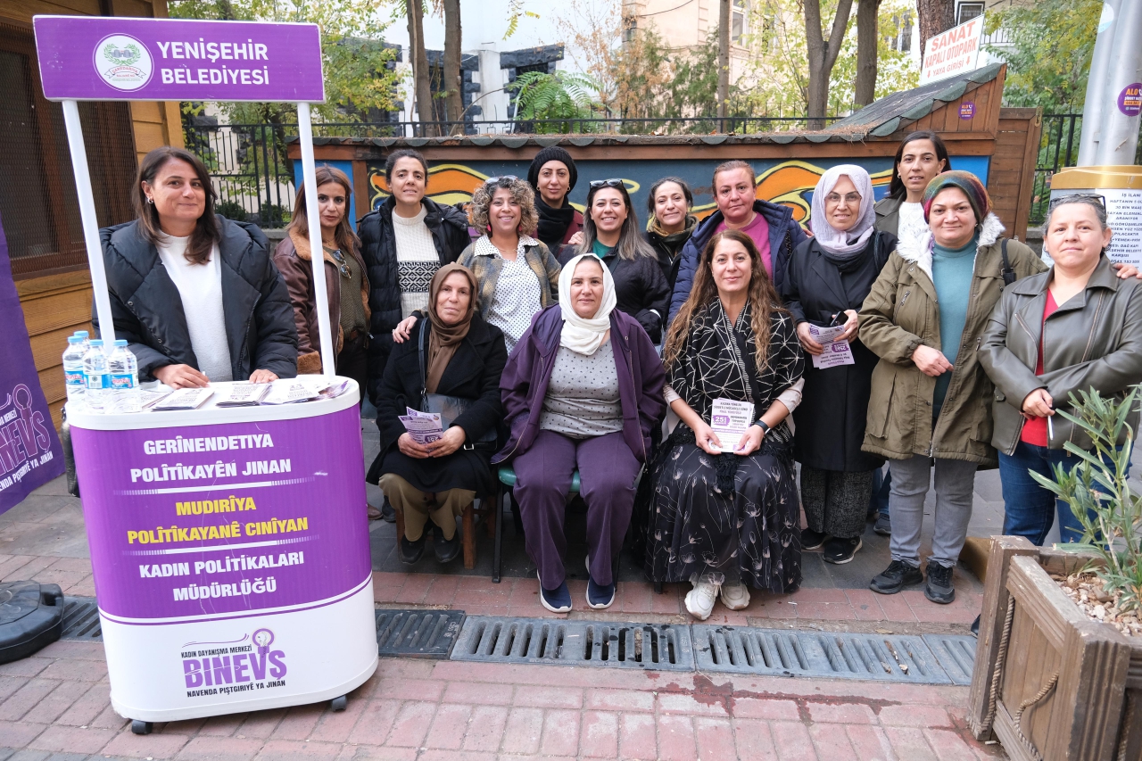 Eşbaşkanımız Akdağ 25 Kasım  Yürüyüşü için Ofis'te broşür dağıttı 