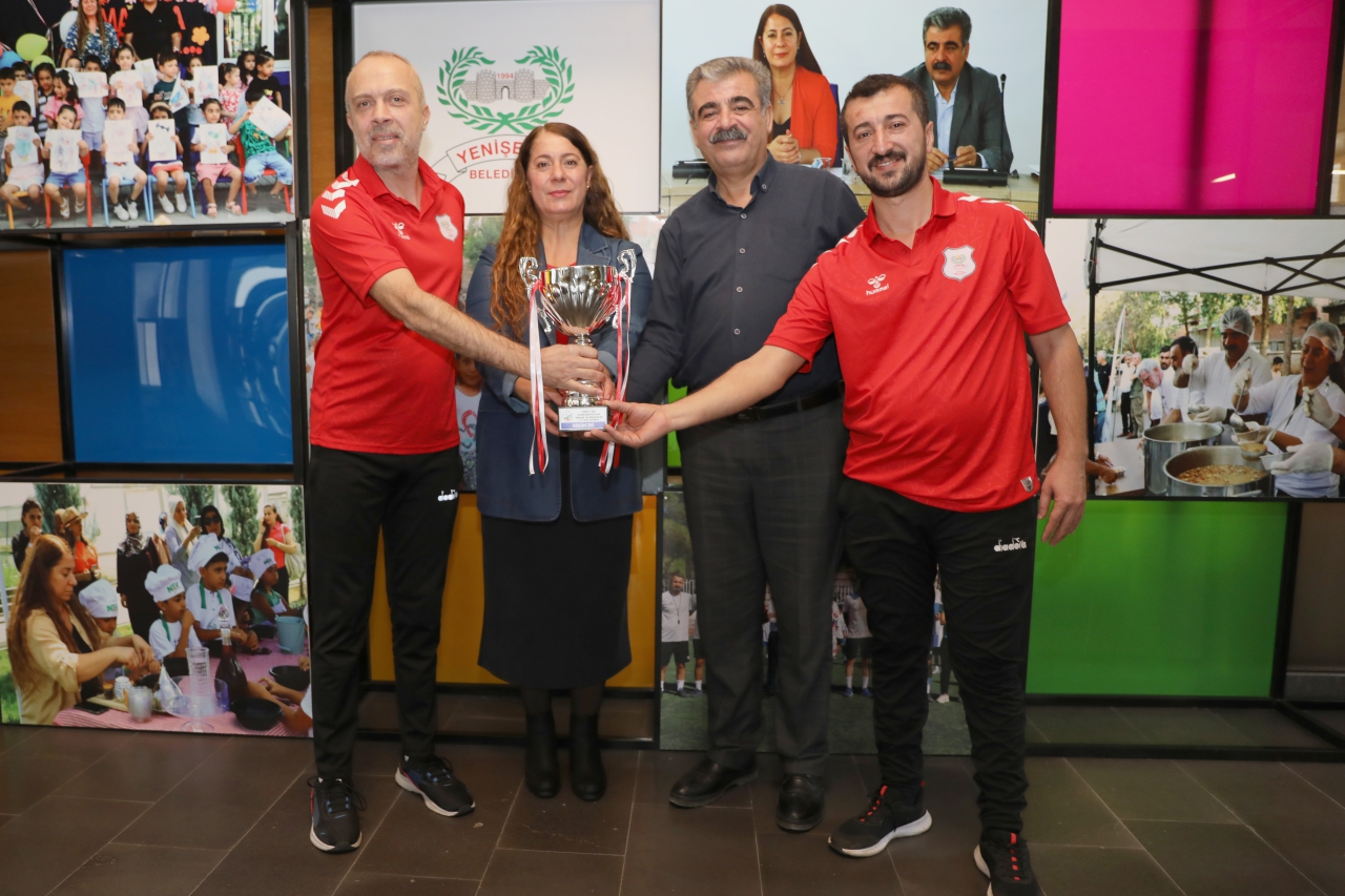 Bilardo Takımımız Şampiyonluk Kupasını Eşbaşkanlarımıza Takdim Etti