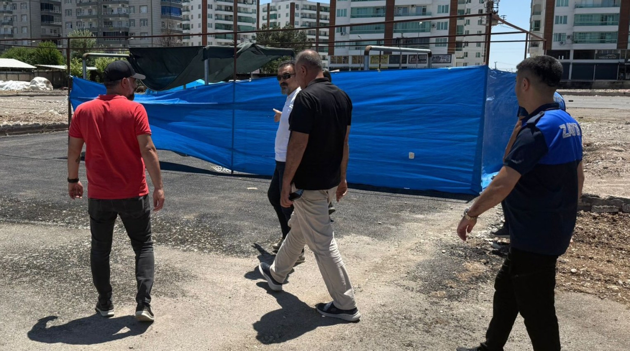 Şehitlik semtinde bulunan eski ilçe otogarı Kurban Kesim alanının düzenlemesini eş başkan yardımcımız Samet Zorlu'nun da katılımıyla yeniden kontrol ettik.