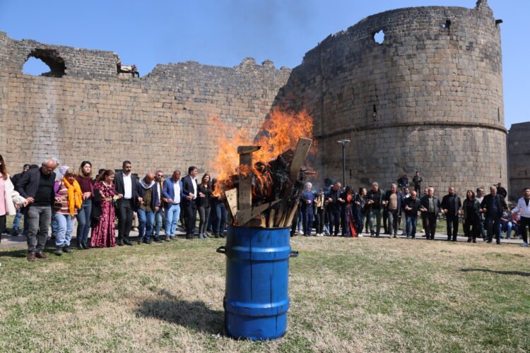 21 Mart 2025 yılı Newroz’u kapsamında, Diyarbakır’ın Sûr ilçesindeki MardînKapı’da Newroz deklarasyonu açıklandı.