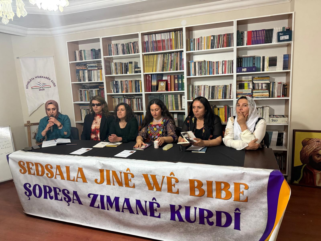 Yenişehir Belediyesi Eş Başkanımız Safiye Akdağ, Edebiyatçı Kürt Kadınlar tarafından düzenlenen şiir okuma gecesine katıldı.