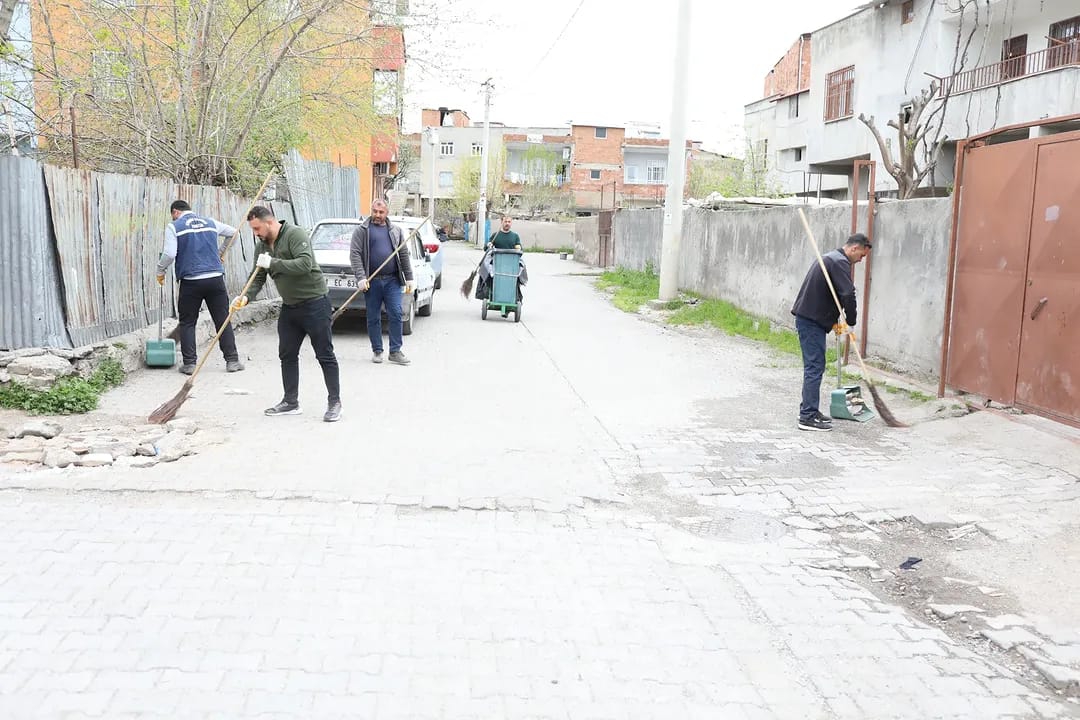 İlçe Genelinde Temizlik Çalışmalarımız Devam Ediyor