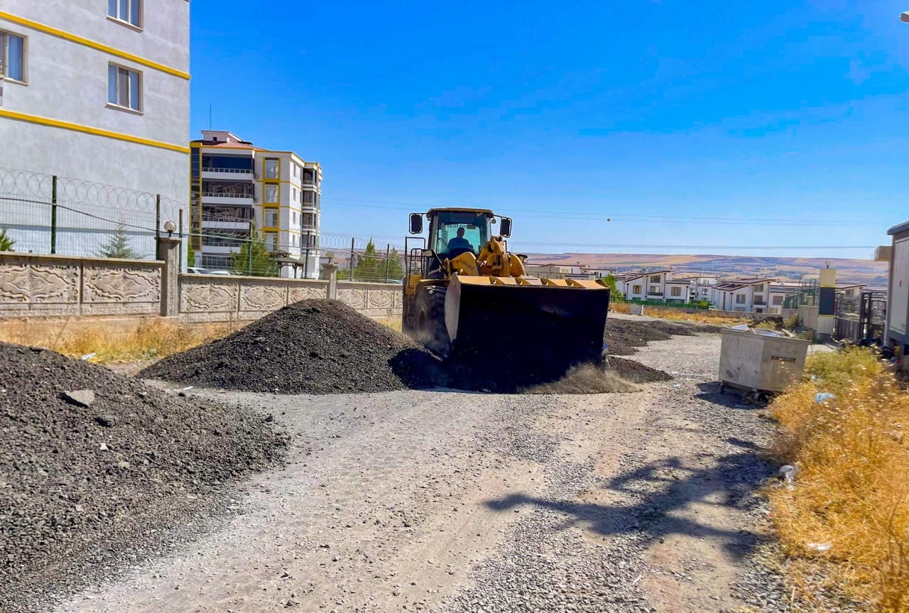 Diyarbakır Yenişehir Belediyesi’nden stabilize yol bakımı