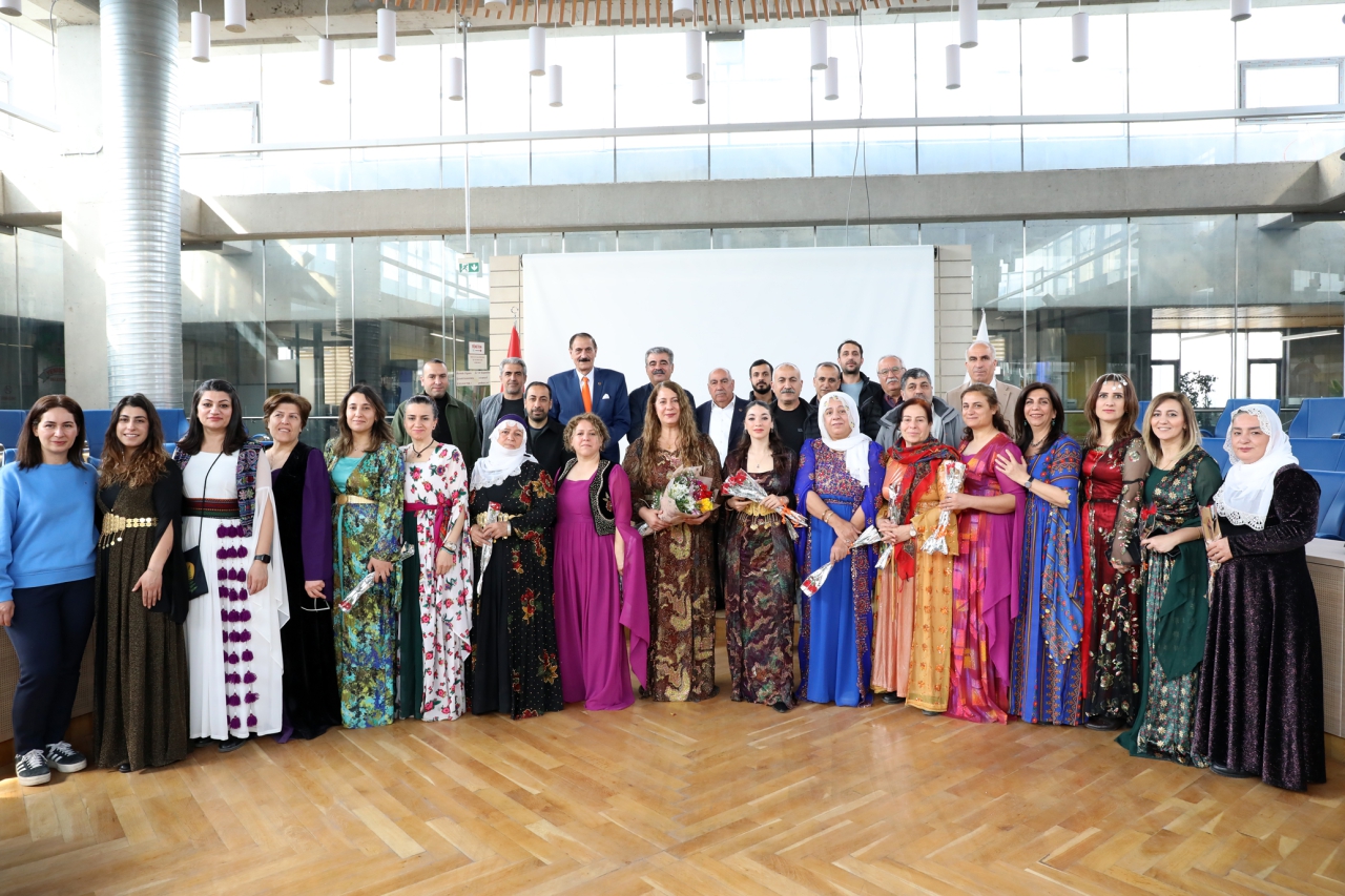 Eşbaşkan ve Kadın Meclis Üyeleri 8 Mart Coşkusunu Meclise Taşıdı