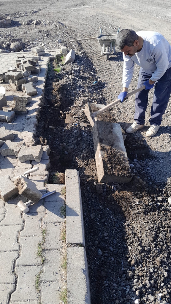 Üçkuyular’da Kaldırım Onarım Çalışması