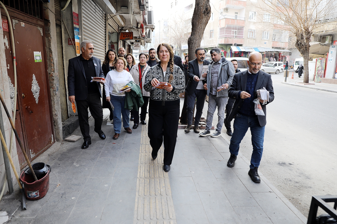 Eşbaşkanımız ve Meclis Üyelerimiz Esnafa Anadilde Tabela Dağıttı