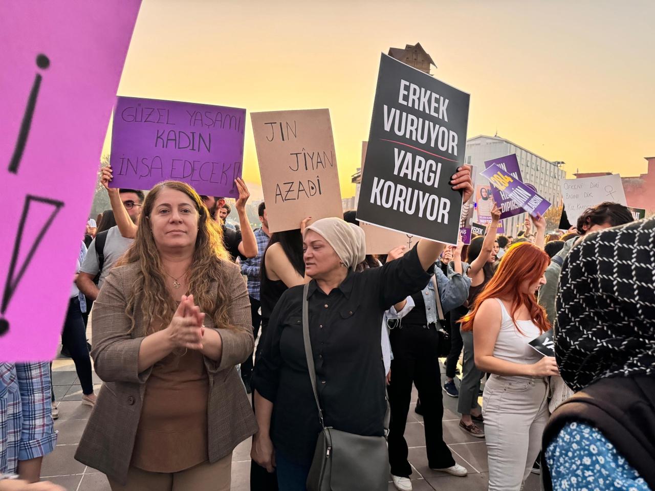 Binlerce Kadınla Kadın ve Çocuk Katliamlarına Karşı Yürüdük
