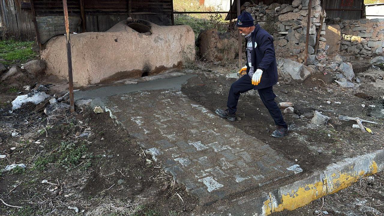 Ferit Köşk Mahallemizde Tandır Önü Parke Taşı ve Patika Yol Yapım Çalışmaları Devam Ediyor