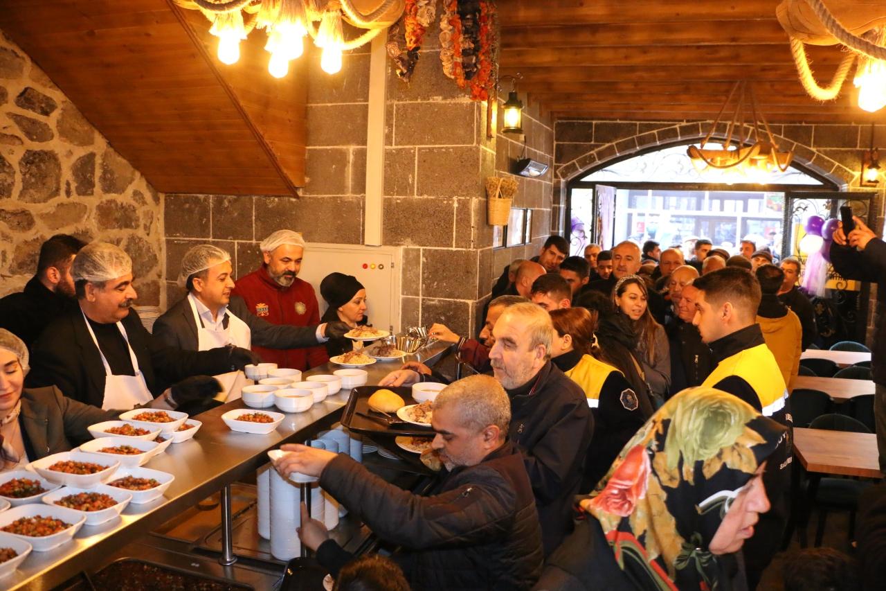 Halk Lokantasında İlk Yemekleri, Eş Başkanlar Doldurdu!