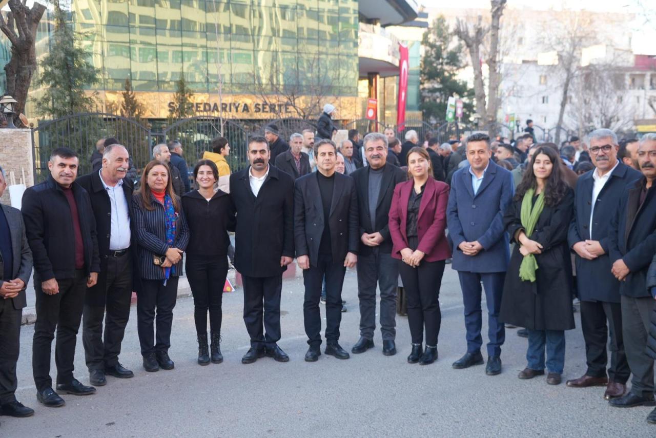 Eş Başkan Ergün ve meclis üyeleri, kayyım kararına karşı Siirt'teydi
