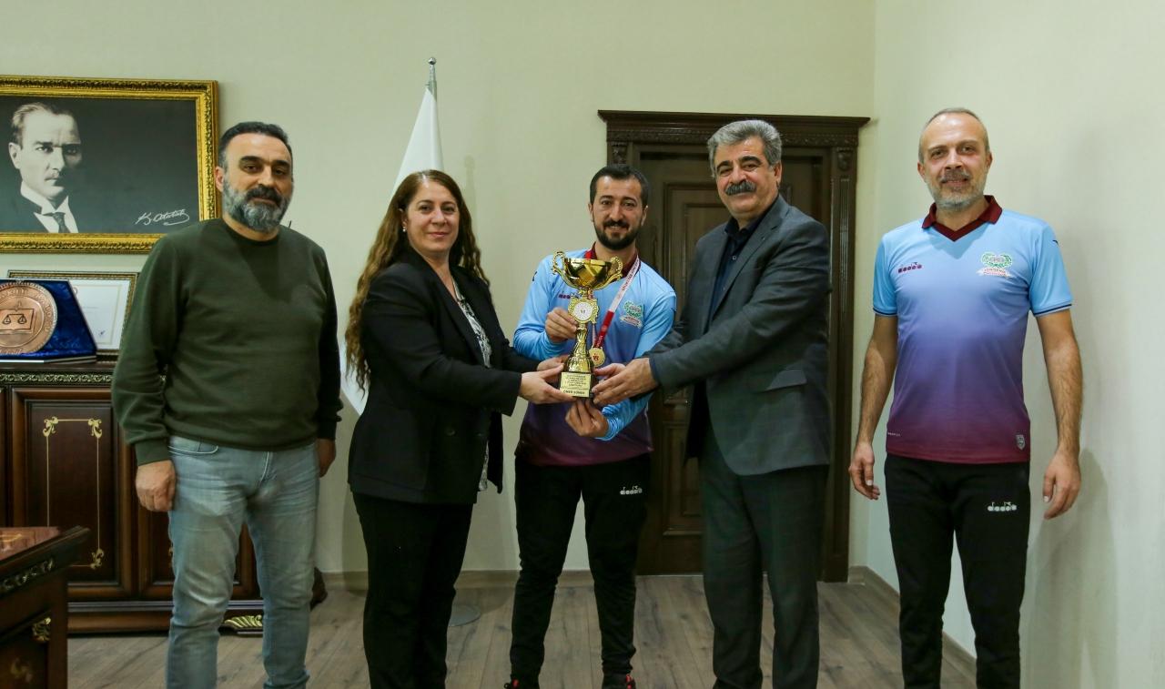Eş Başkanlar Şampiyonluk Kupasını Takdim Etti