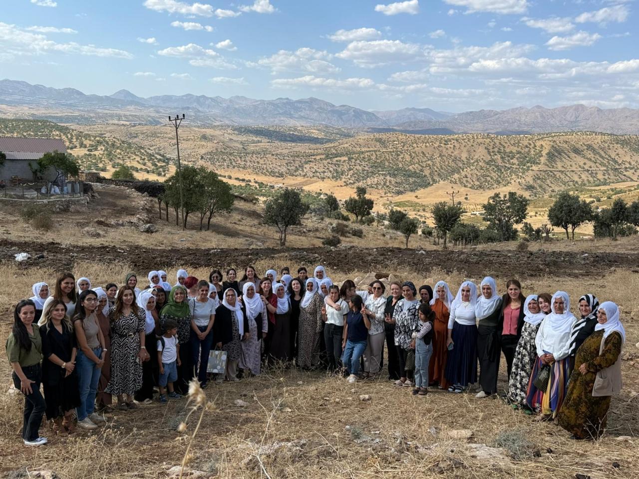 Di çarçoveya kampanyaya "Gotina Me Neqediya, Em ê Tundiyê Bi Hev re Rawestînin" li Amedê xebatên hev