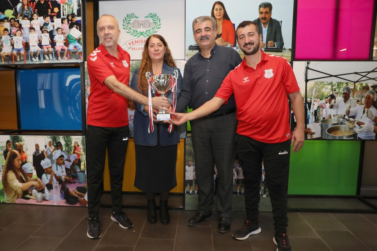 Bilardo Takımımız Şampiyonluk Kupasını Eşbaşkanlarımıza Takdim Etti