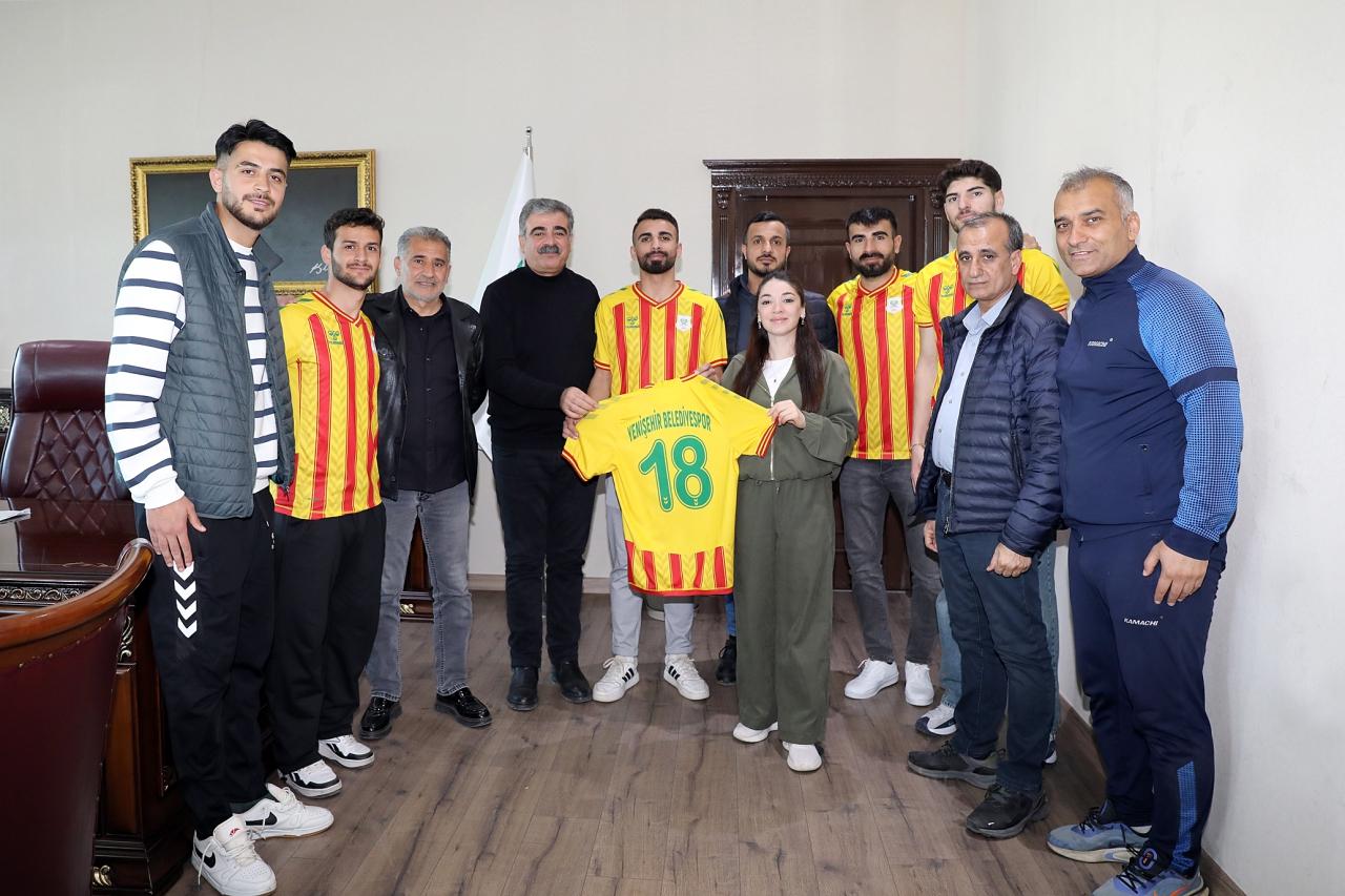 Yenişehir Spor Yönetimi ve Futbolcularından Belediyemize Ziyaret
