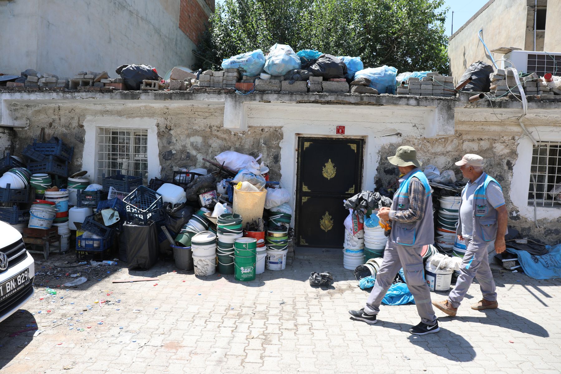 Evin Önünde Biriktirilen 2 Kamyon Çöp ve Atık Kaldırıldı