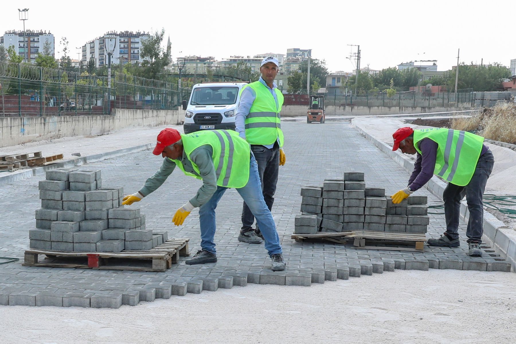 Fabrika Mahallesi’ndeki İmar Yoluna Parke Taşı Döşeniyor