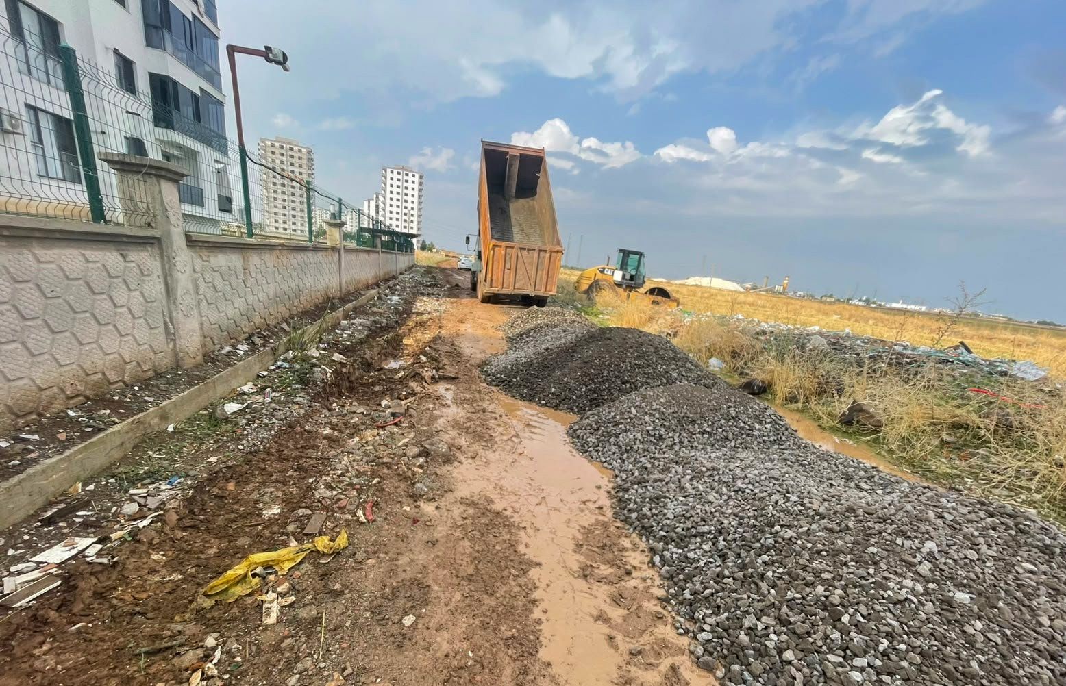 Merkez ve Kırsal Mahallelerde Yol Çalışmaları Devam Ediyor